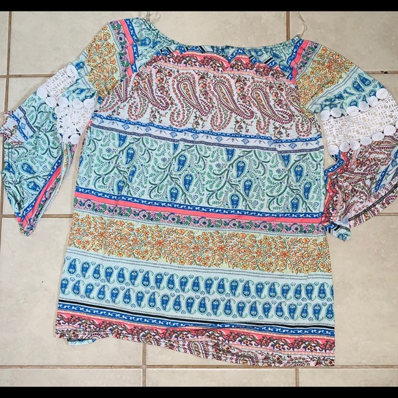 Win Win Pinwheel sleeve Tunic - Picture 2 of 3